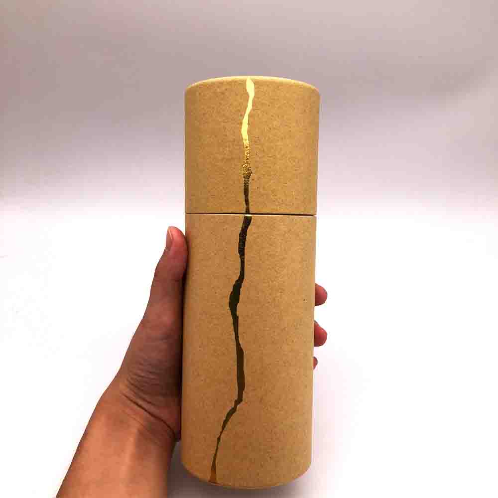 Tubo de papel Kraft con sello dorado de c